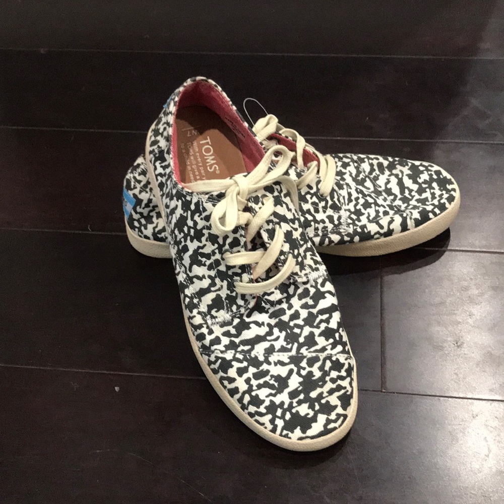 Women’s Toms shoes